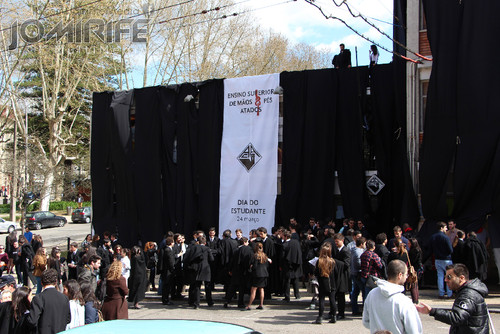 Associação Académica de Coimbra (AAC) coberta de panos negros como protesto - Ensino Superior de Mãos e Pés Atados