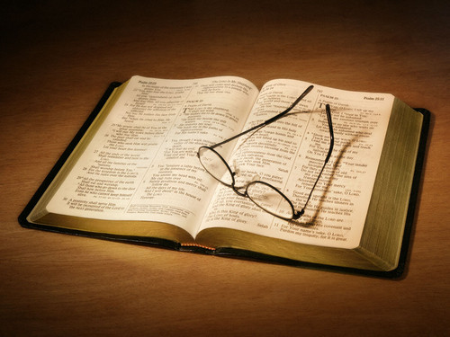 Bíblia aberta com óculos.jpg