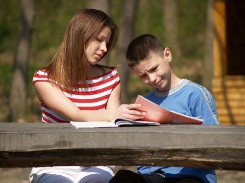 Mãe e filho a estudar