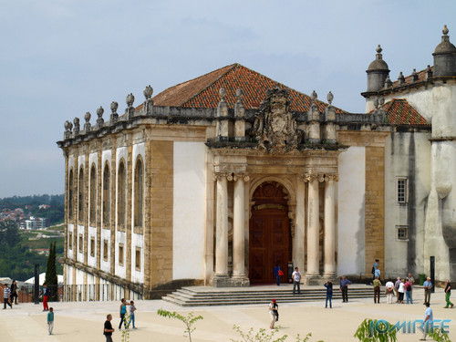 Turistas no pátio Universidade Coimbra Biblioteca