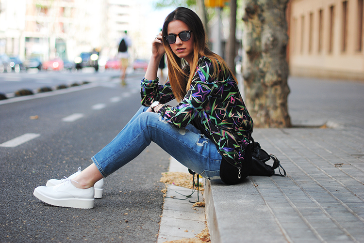 street-style-barcelona-sunny-day-casual-look-outfit-fashion-zina-fashionvibe